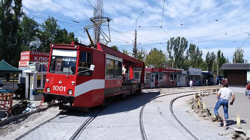 В Николаеве укладывают тротуарную плитку на рынке Колос