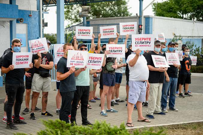 В порту Южный митинговали против хранения почти 10 тыс. тонн селитры под открытым небом