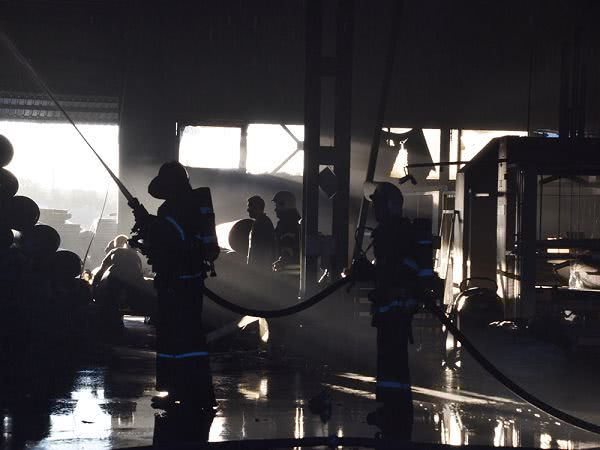 У Миколаєві вогнеборці загасили масштабну пожежу на підприємстві