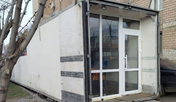В Николаеве установили нелепый МАФ так, что закрыли окна первого этажа