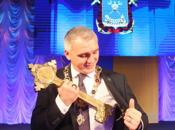 Мэр Сенкевич получил ключ от города Николаева, "златую цепь" и удостоверение