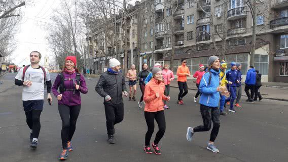 Николаевские легкоатлеты в первый день Нового года сделали пробежку в 20 километров и 21 метр