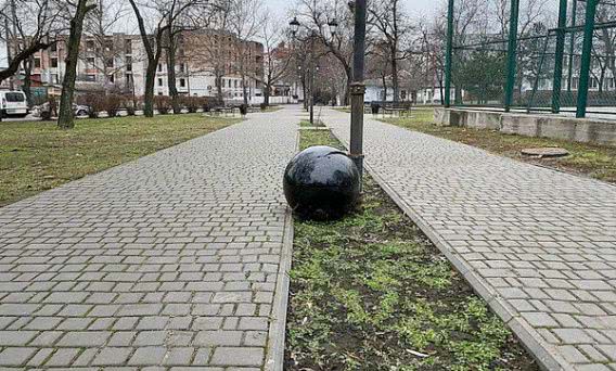 В «Сердце города» вандалы опять сбросили с постамента гранитный 250-килограммовый шар