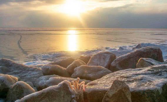 Замерзло Азовское море (впечатляющие фото)