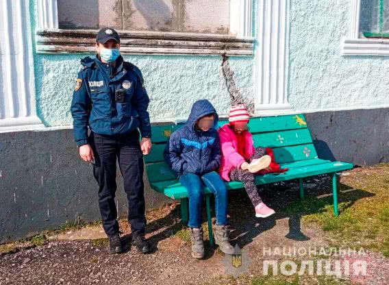 Офицеры полиции спасли из горящего дома в Александровке двух детей