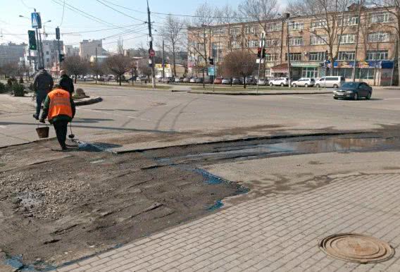 Опять ремонт в лужах: в Николаеве по-мокрому заделывают дыры в дорогах