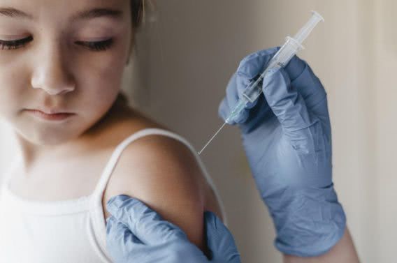 Верховный суд разрешил не пускать в школу детей без прививок
