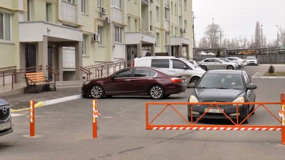 Жильцы николаевской многоэтажки не хотят, чтоб в их дворе ставили машины автовладельцы из соседних домов