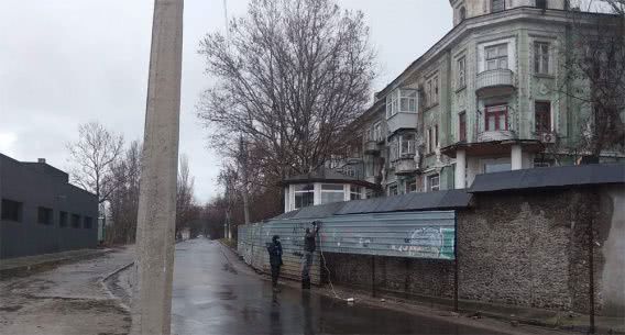 За незаконным металлическим забором, который снесли в Николаеве, оказалась глухая каменная стена