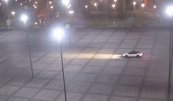 В Николаеве ищут водителя, который устроил ночной дрифт по Соборной площади (видео)