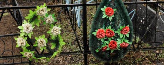 Запретили нести на кладбище и продавать искусственные цветы в двух общинах Николаевской области