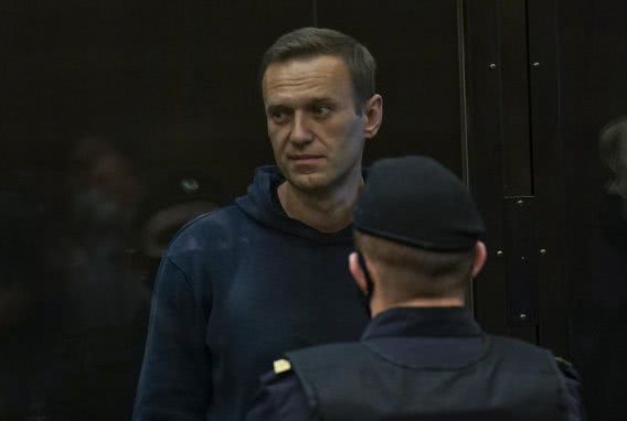 Навального - в тюрьму. Оппозционера посадили на 3,5 года