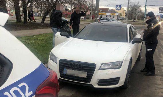Полиция нашла водителя Audi, который устроил ночной дрифт по Соборной площади