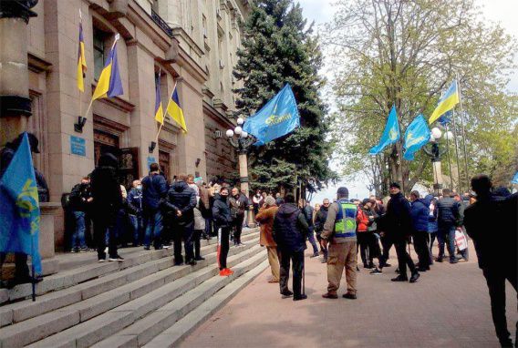 Митингующие предприниматели прорвались в здание николаевской мэрии