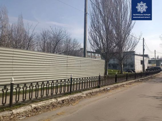 В Николаеве огромным забором возле автовокзала занялась патрульная полиция
