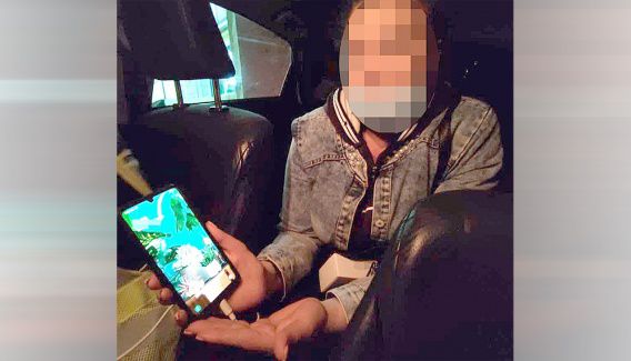 Николаевец забрал из такси чужой телефон и заявил патрульным, что отдаст девайс только хозяйке