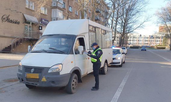 Дешевле уволиться, чем работать: николаевские маршрутчики объяснили, почему сегодня в городе было мало автобусов