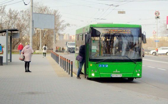 Без пропусков и временных ограничений: общественный транспорт в Николаеве возвращается в обычный режим работы