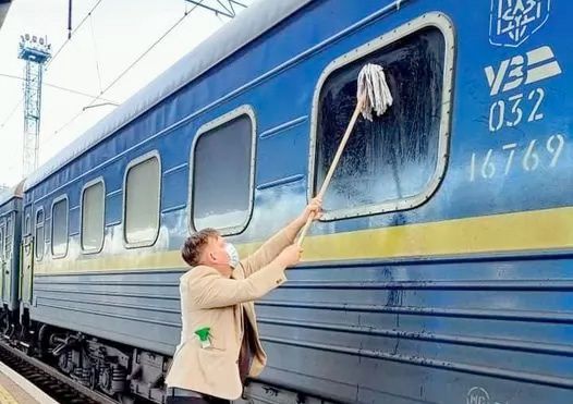 Возмущенный грязью пассажир-иностранец сам помыл окно поезда "Укрзалізниці"