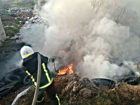 Едкий дым на окраине Николаева появился из-за пожара на свалке отработанных шин