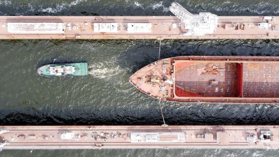 На заводе "Океан" показали заход на ремонт 100-метрового судна (фото)