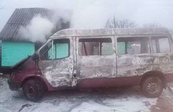 Под Николаевом из-за пылающего микроавтобуса сгорел склад с горохом