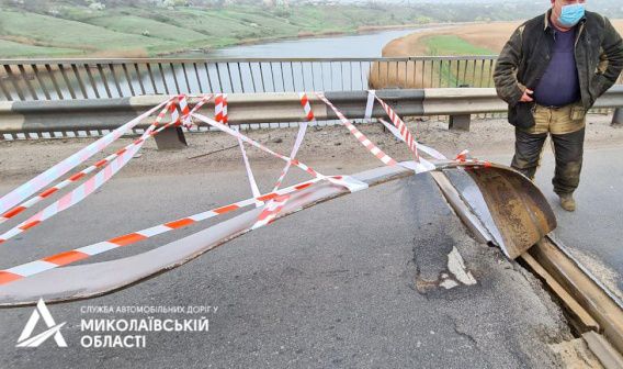 Металлисты раскурочили мост в районе Зайчевского: движение транспорта затруднено и опасно (фото)