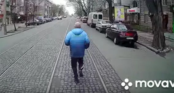 Николаевец устроил «в знак протеста» забег перед трамваем