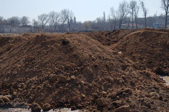 Парк Богоявленский завалили глиной и мусором со стройки «Эпицентра»: экоинспекция подсчитывает сумму ущерба