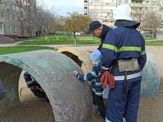 В Южноукраинске спасали ребенка, застрявшего между бетонными кольцами