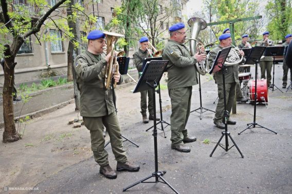 У дома последнего из живых освободителей Николаева полковника Иванца играл духовой оркестр