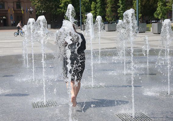 Николаевцы уже купаются в фонтанах на Соборной площади