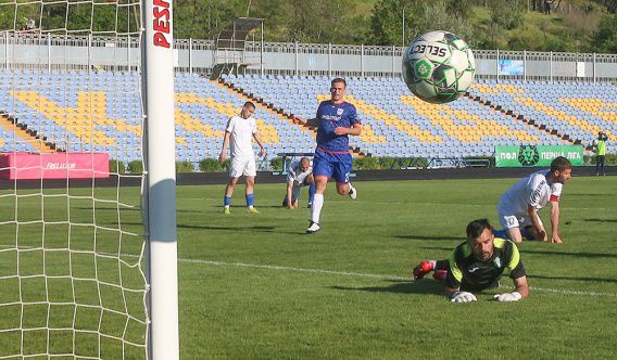 Три капитана МФК «Николаев» и 2000 зрителей на матче с «Кремнем». Фото