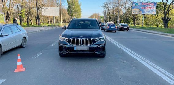 Подростка, который перебегал проспект Героев Украины в неположенном месте, сбил BMW