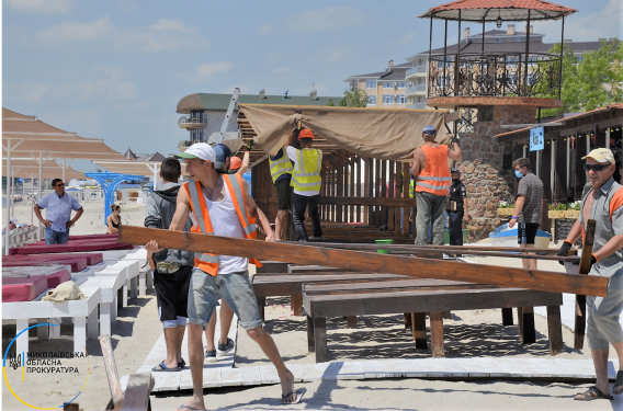 На пляже в Коблево сносят постройки у воды