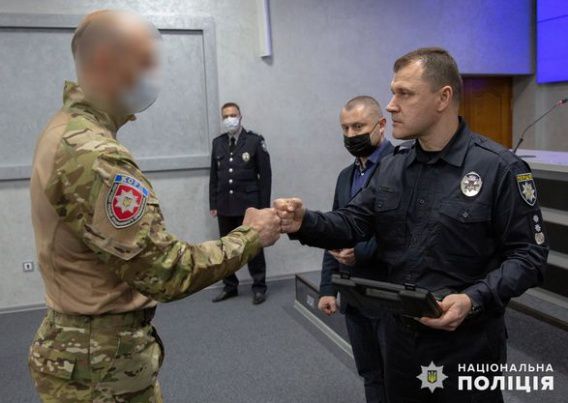 Николаевских бойцов КОРДа, обезвредивших вооруженного преступника, наградили именным оружием