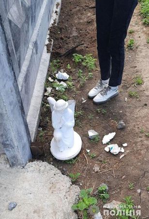 После уроков в лицее и школе подростки крушили могилы на кладбище в Николаевской области