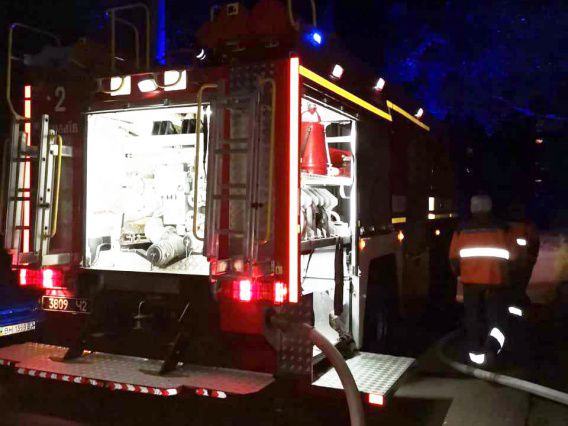 Ночью спасатели на пяти пожарных машинах тушили огонь в доме в Николаеве