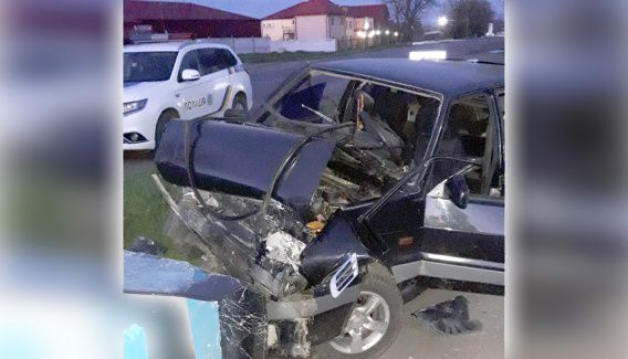 В Первомайске ВАЗ протаранил заправку: водителя и пассажирку из машины вырезали спасатели