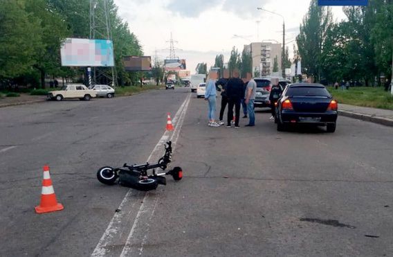 В Николаеве водитель Nissan развернулся через сплошную и сбил человека на электросамокате