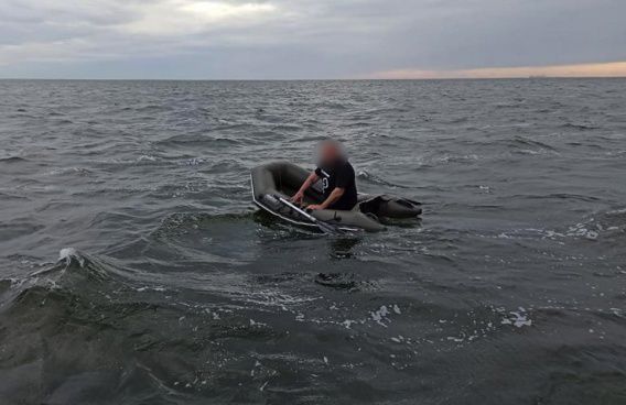 Рыбака на надувной лодке унесло в море возле Очакова