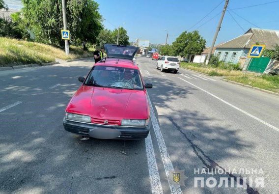 На пешеходном переходе в Николаеве легковой автомобиль сбил женщину