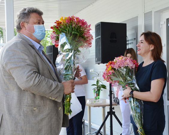 НГЗ поздравил с Днем медработника персонал построенной за средства завода «антиковидной» клиники