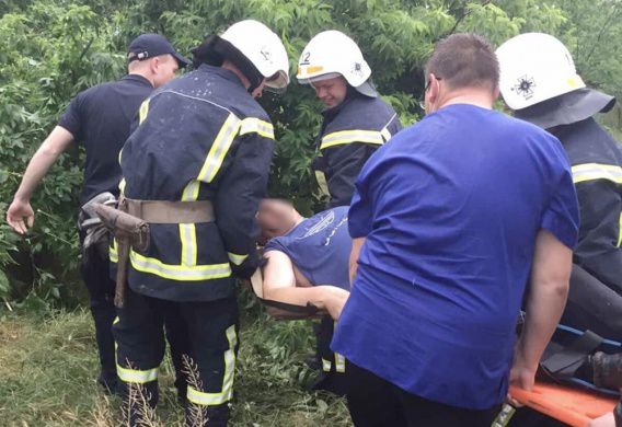 Николаевские спасатели прорывались к пострадавшему сквозь поваленные деревья и кусты