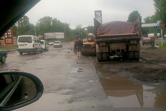 На Николаевщине подрядчик дождался дождя и начал ямочный ремонт дороги