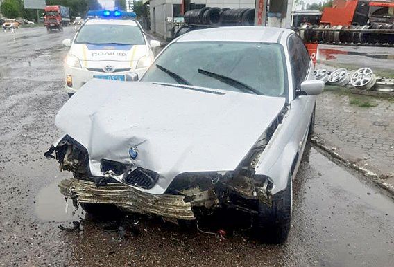 Водитель BMW не удержал машину на скользкой дороге и врезался в автопогрузчик