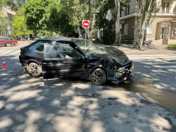 В центре города Николаева средь бела дня разбился водитель на ВАЗ-2113