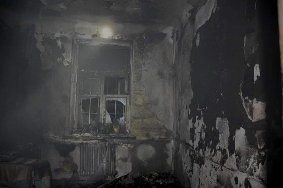 Квартира на первом этаже уничтожена огнем: в Николаеве горел жилой дом (фото, видео)