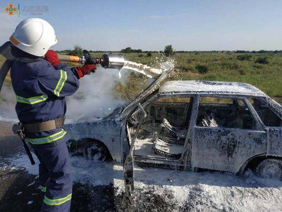 На Николаевщине в поле за час сгорел автомобиль