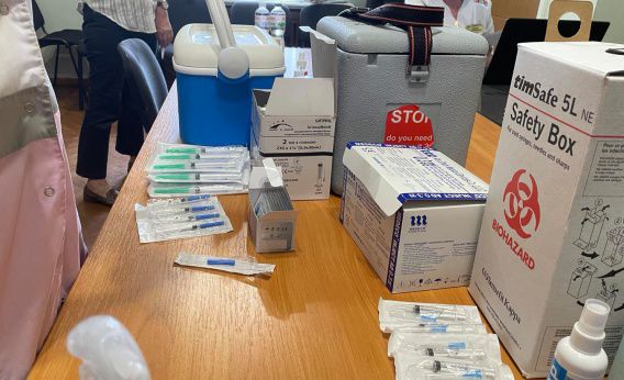 Вчера прививку от ковид-19 сделали работникам ведущих николаевских изданий и телекомпаний